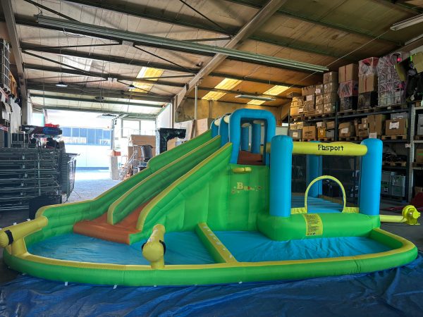 HÜPFBURG ZWEI RUTSCHEN UND ZWEI POOLS GRUEN